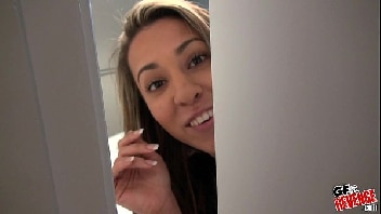 Brasilerinhas porno metendo na loira safada no banheiro