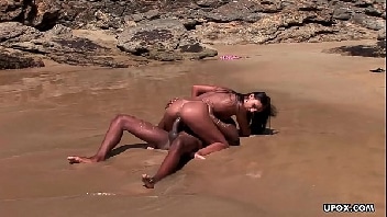 Flagra de sexo na praia comendo morena gostosa na areia