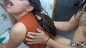 Sexo anal virgem com putinha no banheiro